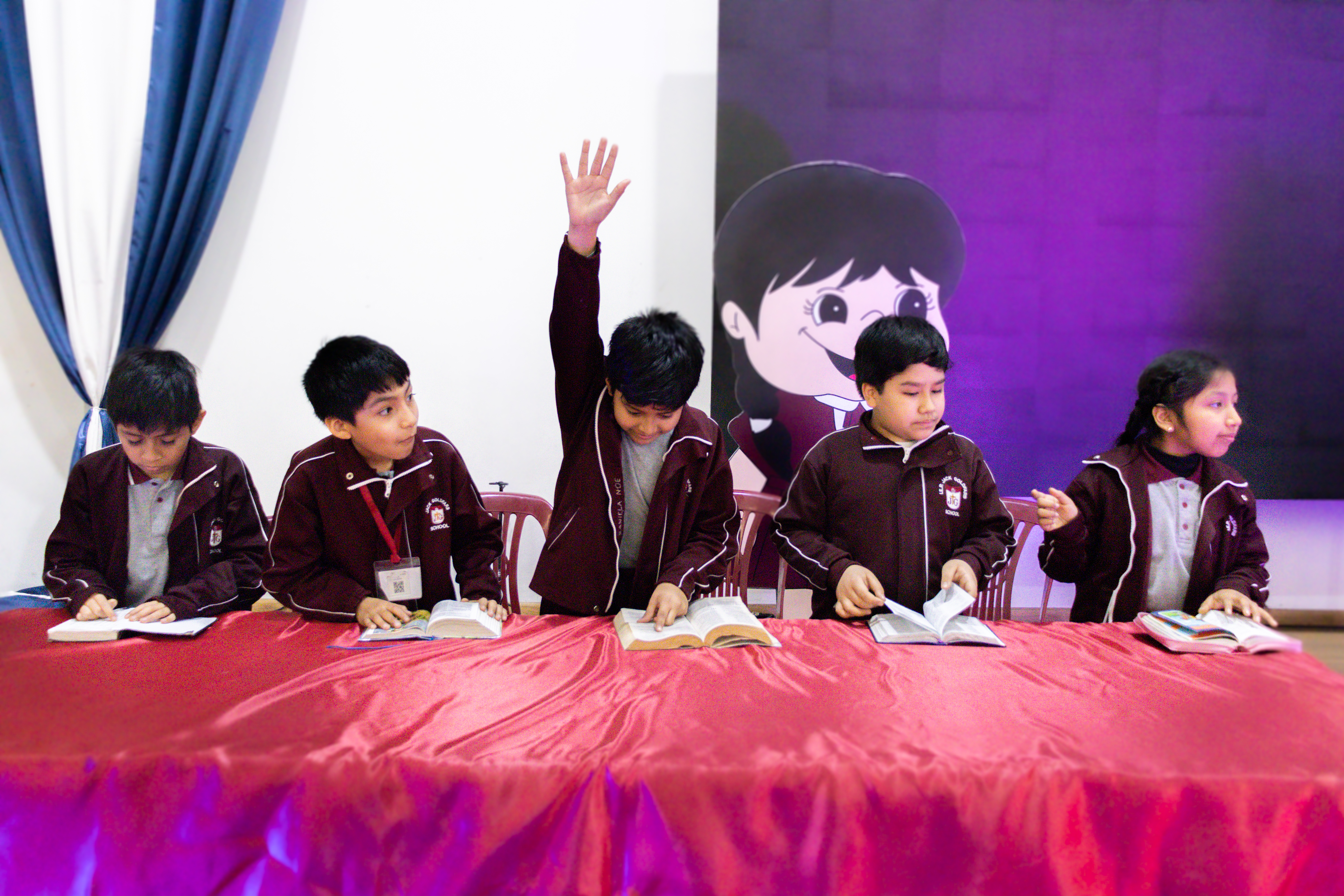Niños jugando en el colegio Jack Goldfarb